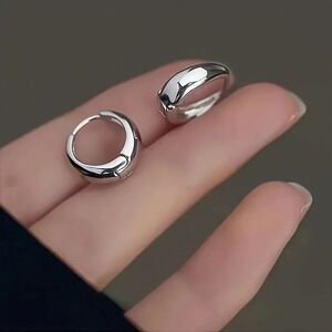 Elegant Basic Silver Hoop Earrings Glossy Finish Hinge Closure Minimalist Classc
